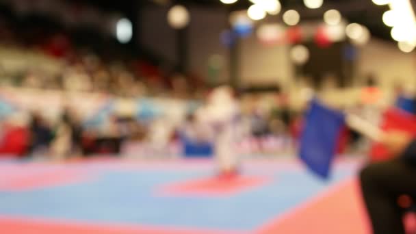 Двоє підлітків воюють на чемпіонаті карате розмиті — стокове відео