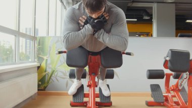 Egzersiz odasında egzersiz yapan güçlü genç erkek