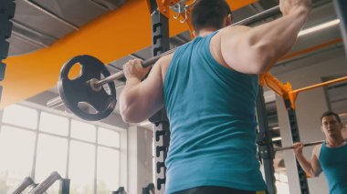 Arka atlet spor salonu ile spor çubuk ayna önünde güçlü adam