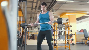 Genç kas atlet egzersiz odasında çıtayı yükseltiyor