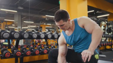 Atletik erkek bir halter egzersiz odasında kaldırdı.