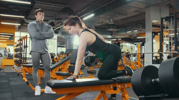 Mulher bonita atleta exercitando-se com treinador pessoal de fitness — Fotografia de Stock