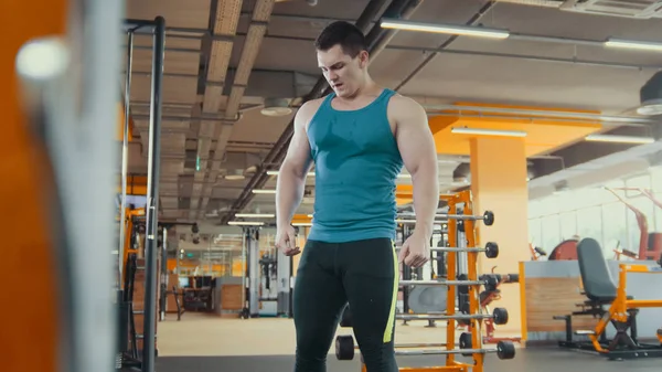 年轻的肌肉人站在健身室 — 图库照片