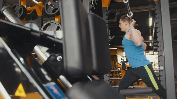 Young athlete does physical exercise in the gym — Stock Photo, Image