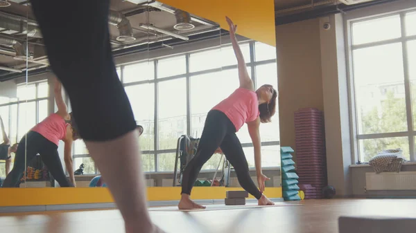 Jonge Fitnesstrainer warming-up uit in een helder sportschool — Stockfoto