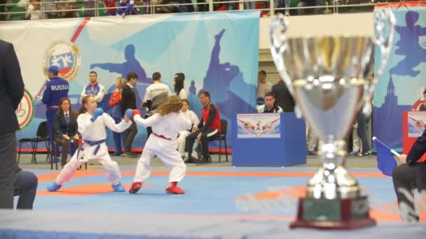 KAZAN, RUSIA - 7 DE ABRIL DE 2018:, niñas adolescentes luchando en kimono en el campeonato de karate de toda Rusia — Vídeos de Stock