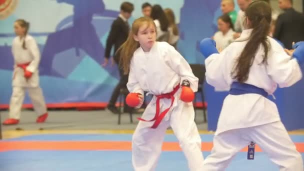 KAZAN, RUSIA - 7 DE ABRIL DE 2018:, las niñas que luchan en duelo en el torneo de karate de toda Rusia — Vídeo de stock