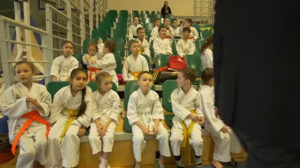 KAZAN, RUSIA - 7 DE ABRIL DE 2018:, Niños en kimono en el torneo de karate ruso AK bars Cup — Vídeos de Stock