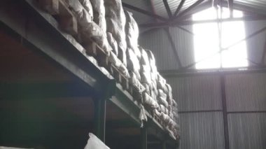 Karton kutu içinde gıda depo raflar