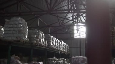 Bir ambarın içindeki yerleşimi büyük saklama kutuları bir sürü