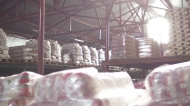 Bir ambarın içindeki yerleşimi büyük sanayi palet üzerinde kutuları bir sürü