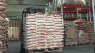 Endüstriyel ambarda malların taşıma otomatik yükleyici çalışma