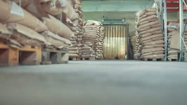 Промышленный склад - много сумок и коробок, работающий автопогрузчик — стоковое видео