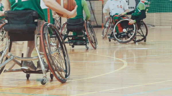 Навчання спортсменів-інвалідів - гра в баскетбол на інвалідному візку — стокове фото