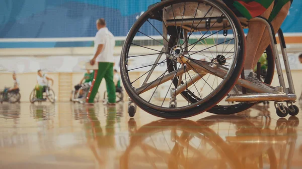 Rad eines behinderten Basketballspielers im Rollstuhl beim sportlichen Training — Stockfoto