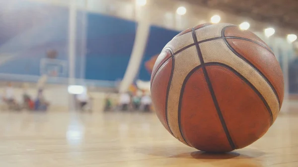 Bal van basketbal tijdens opleiding voor sporters met een handicap rolstoel — Stockfoto