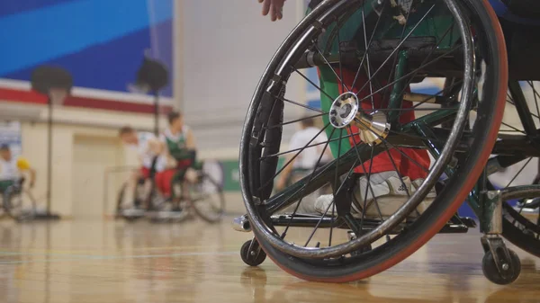 Gehandicapte sporters speelt rolstoelbasketbal — Stockfoto