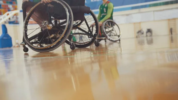 Behinderter Basketballspieler im Rollstuhl beim sportlichen Training — Stockfoto
