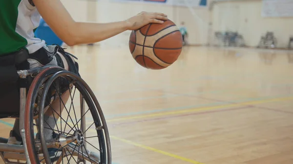 Rollstuhlbasketballerin dribbelt beim Training behinderter Sportler schnell den Ball — Stockfoto