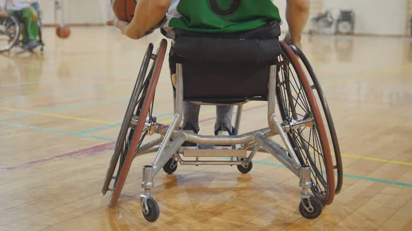 Behindertensportler spielt Rollstuhlbasketball — Stockfoto