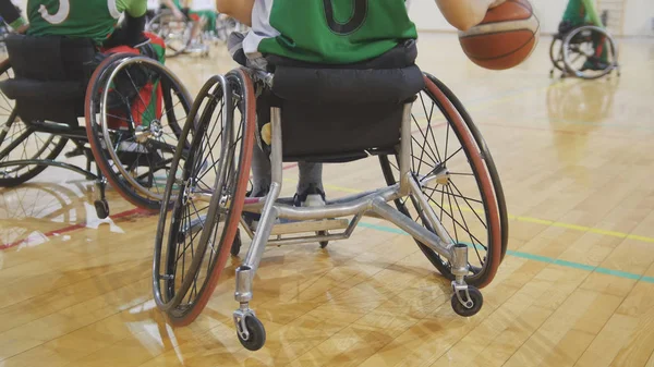 Behindertensportler spielt Rollstuhlbasketball — Stockfoto