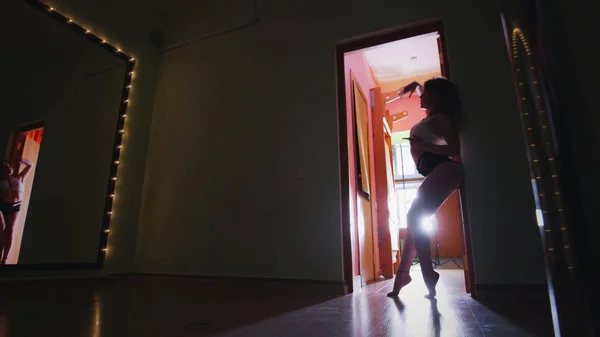 Красива жінка полюс танцівниця в тісному одязі з сексуальною формою танцює на полюсі — стокове фото