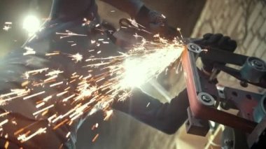 Sakallı adam demirci dairesel bir bıçakla dövme gördüm, ağır çekim