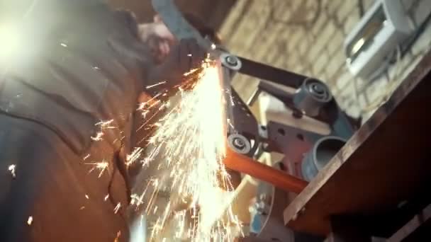 Moagem de ferramentas metálicas com faíscas - oficina de forja, câmera lenta — Vídeo de Stock