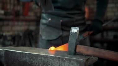 Smith şekli bir çekiç ile kızgın bir nesne için verir