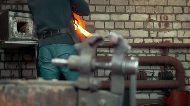El herrero en forja cerca del horno — Vídeos de Stock