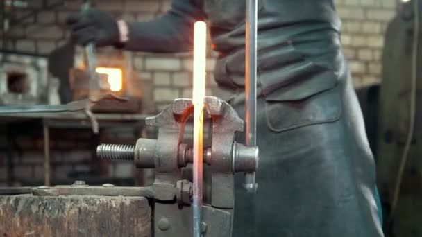 Herrero muscular en forja martilleando productos de acero — Vídeos de Stock