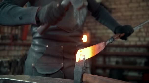 Forgeron musculaire en forge martelant des produits en acier — Video