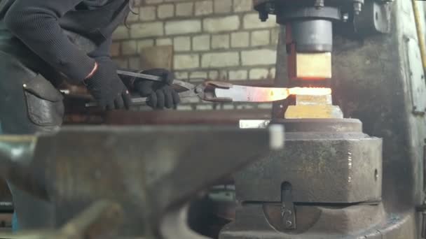 Kovács ember kovácstűzhely a fém a mechanikus kalapács — Stock videók
