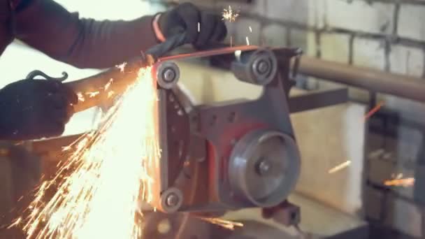 Arbeiter in der Werkstatt, der Metalldetails bearbeitet — Stockvideo