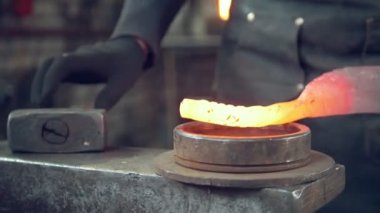 Çelik bıçak oluşturma forge çekiçle demirci