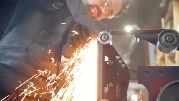 Slijpen van ijzeren gereedschap met sparkles - smeden workshop, slow-motion — Stockvideo