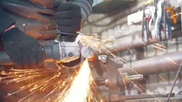 Pria berjenggot pandai besi menempa pisau dengan gergaji melingkar, gerak lambat — Stok Video