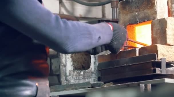 戴着手套在锻造铁匠使钢刀 — 图库视频影像
