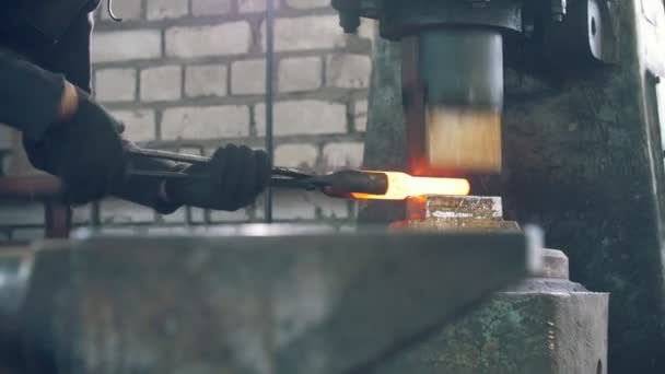 Σιδεράς άνθρωπος σφυρηλατεί το μέταλλο με την μηχανική σφυρί - μικρές επιχειρήσεις — Αρχείο Βίντεο