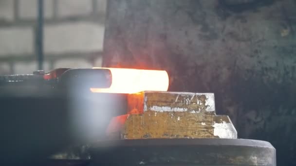 Martelo automático - ferreiro forjando ferro quente vermelho na bigorna, close-up extremo — Vídeo de Stock