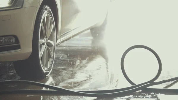 El coche está cubierto por el agua después de lavar el coche — Foto de Stock