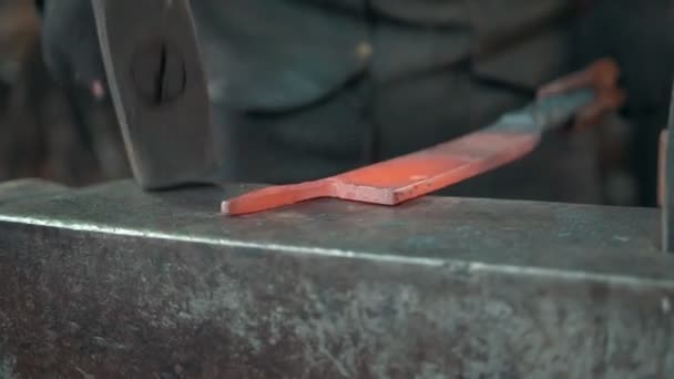 The blacksmith manually forging in the smithy — Stock Video
