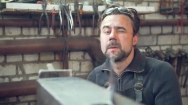 Atölyede çalışan zanaat adam nalbant