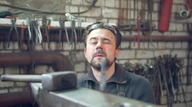 Çelik şeyler yaratma forge çekiçle usta demirci