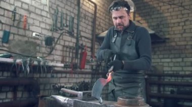 Atölye bir çekiç ile usta demirci