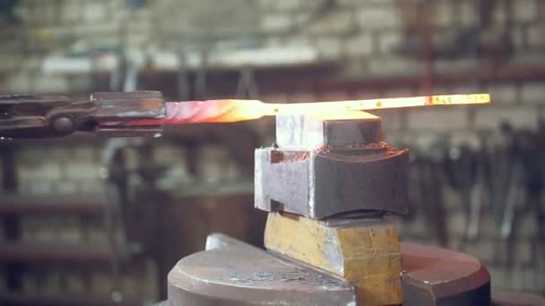 锻造在锻造上的铁砧铁匠 — 图库视频影像