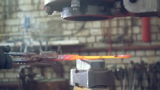 Η διαδικασία σφυρηλάτησης σιδήρου στην forge — Αρχείο Βίντεο