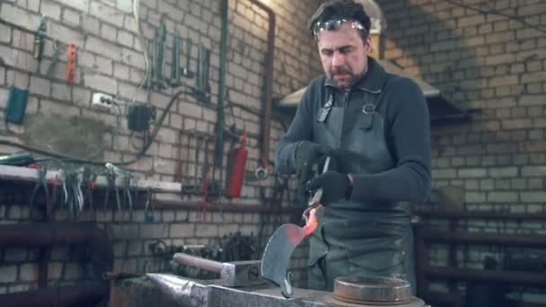 ワーク ショップでハンマーで職人の鍛冶屋 — ストック動画