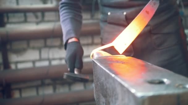 워크샵에서 망치로 뜨거운 강철을 형성 하는 대장장이 — 비디오