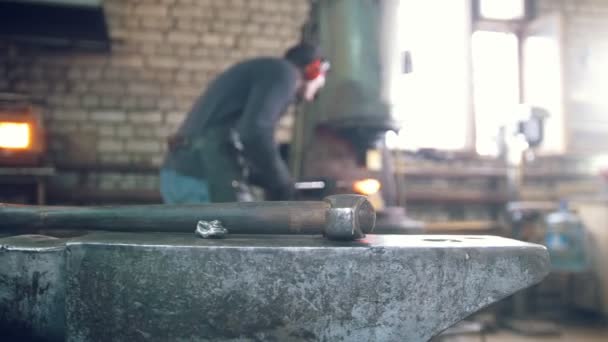 Martillo de hierro frente al herrero artesano trabajando con un acero caliente — Vídeos de Stock
